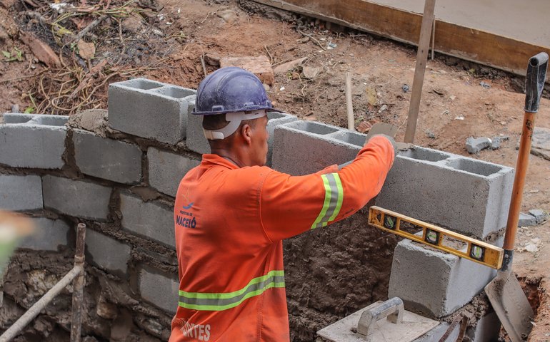 Brota na Grota leva serviços de infraestrutura para seis comunidades da capital