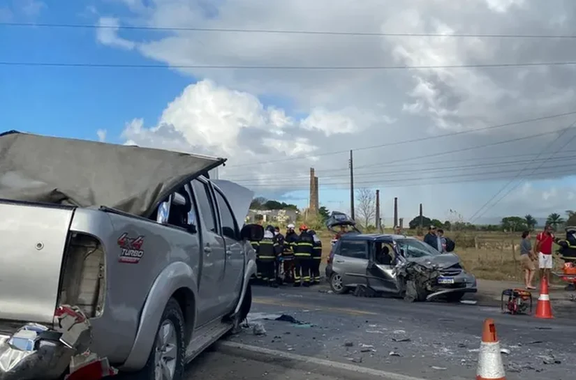 Colisão entre dois carros deixa vítima presa às ferragens em Santa Luzia do Norte