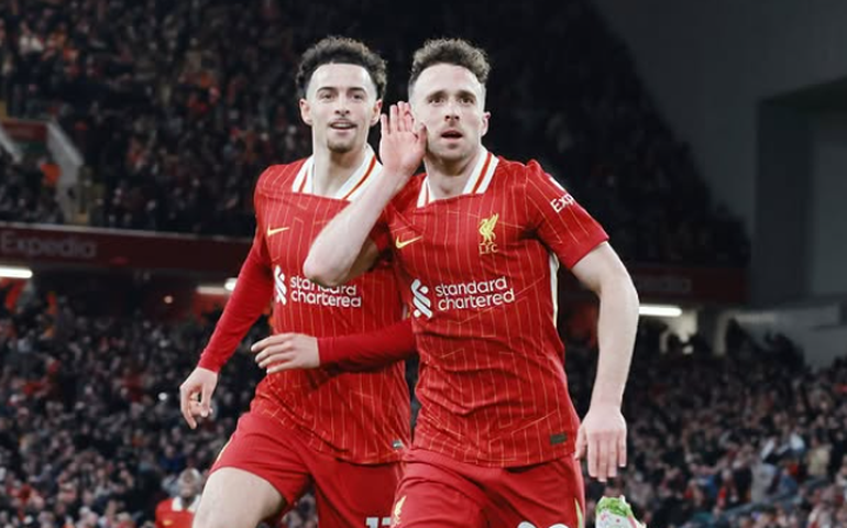 Liverpool ganha clássico do Everton e volta a abrir 12 pontos sobre Arsenal no topo do Inglês