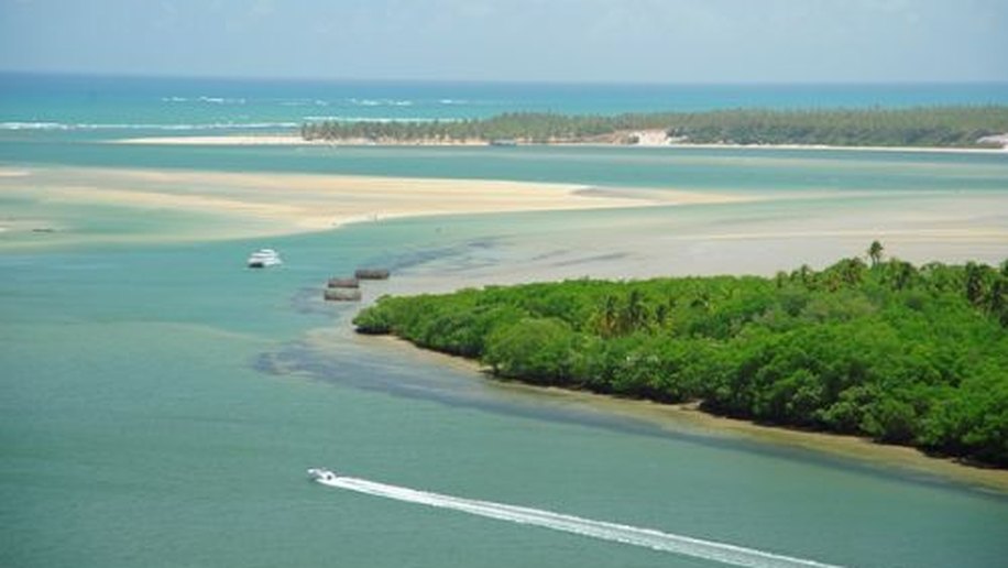 Barra de São Miguel é eleita como a única praia discreta e tranquila do Brasil
