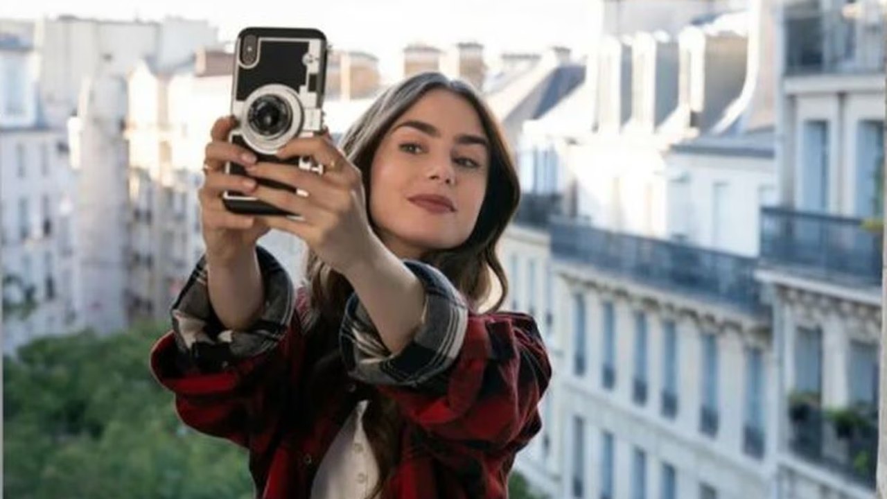 Filmagens de temporada de 'Emily em Paris' são adiadas por greve de roteiristas, diz revista