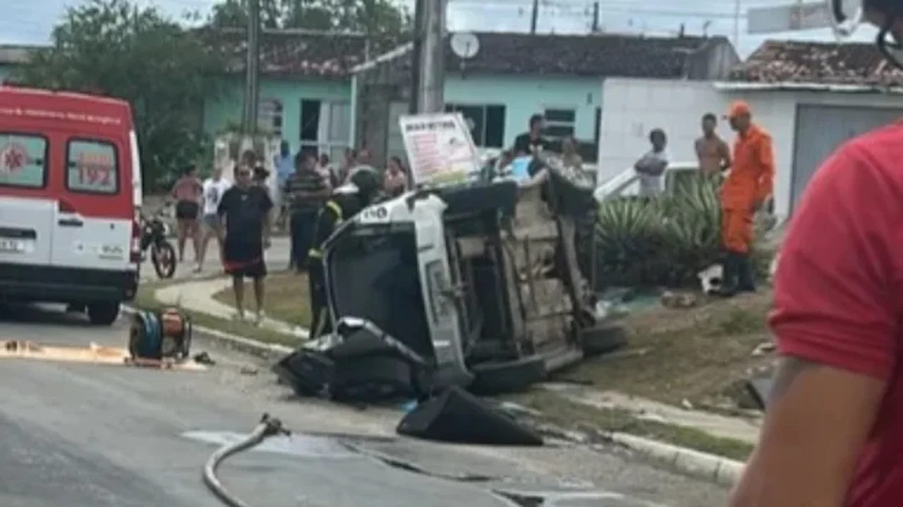 Susto no Natal: carro capota e deixa ferido em via urbana de Rio Largo