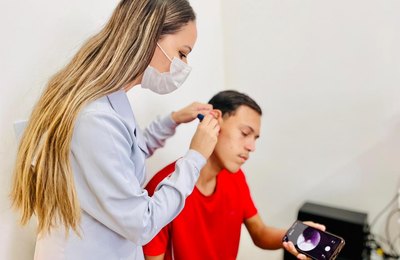 Médico do Hospital Dr. Ib Gatto Falcão destaca a importância do cuidado com a saúde auditiva