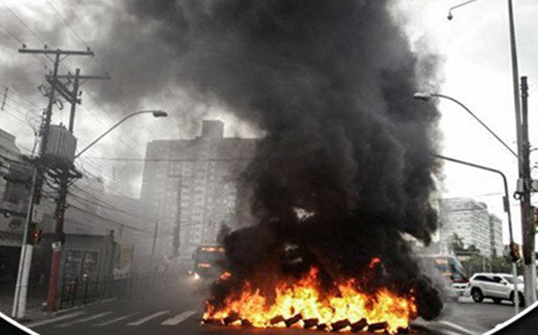 Revoltada com condenação de Lula sem provas, população incendeia Porto Alegre