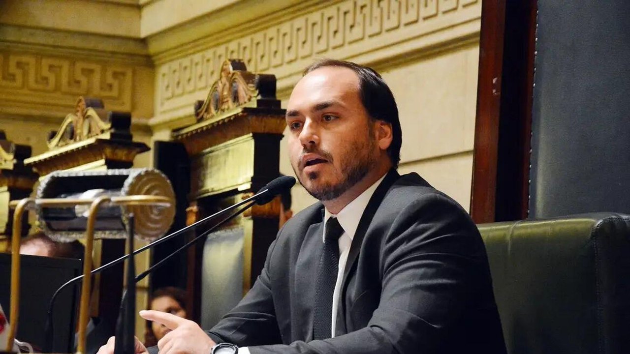Carlos Bolsonaro é eleito senador por Santa Catarina