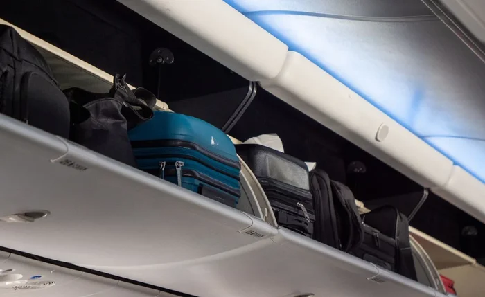 A bagagem de mão deve caber nos compartimentos superiores da cabine A bagagem de mão deve caber nos compartimentos superiores da cabine