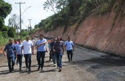 Prefeito Rui Palmeira vistoria pavimentação em Bebedouro 