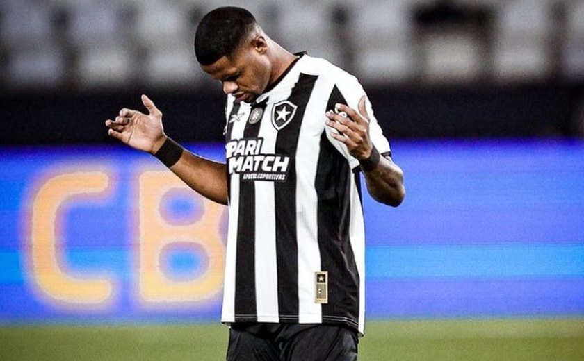 Júnior Santos celebra volta aos treinos com os companheiros no Botafogo após lesão e cirurgia