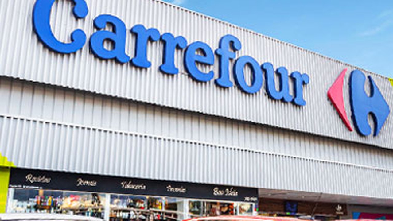 Carrefour diz, mais uma vez, que segurança que agrediu em uma de suas lojas 'não é funcionário'