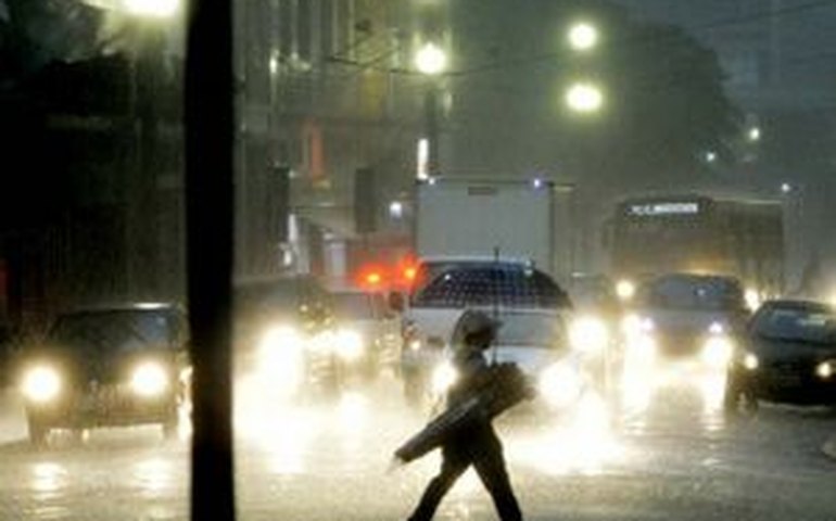 Chuva faz rio Tietê transbordar na zona leste de SP