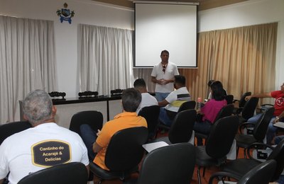 Prefeitura de Penedo amplia coleta de lixo na orla e pontos de food truck