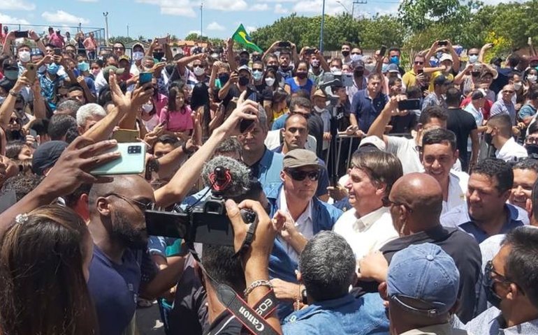 Com aglomeração e sem máscara, Bolsonaro inaugura trecho de rodovia na BA