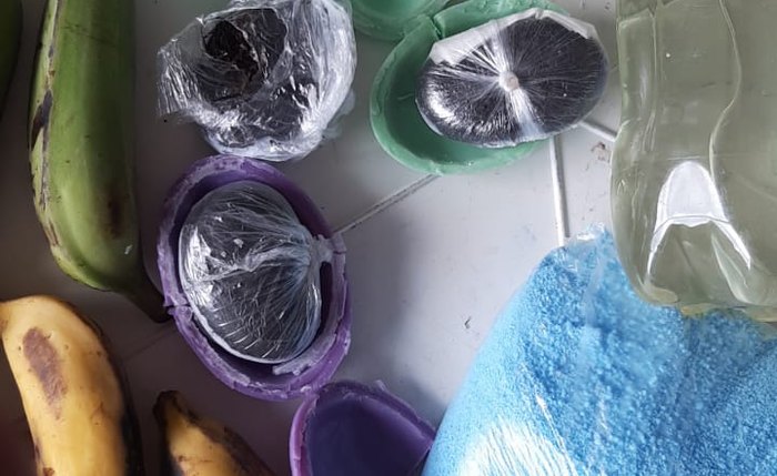Quatro pacotes contendo maconha foram apreendidos com a suspeita