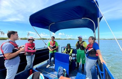 Autarquia de Limpeza Urbana apresenta Ecoboats para presidente do Crea-AL