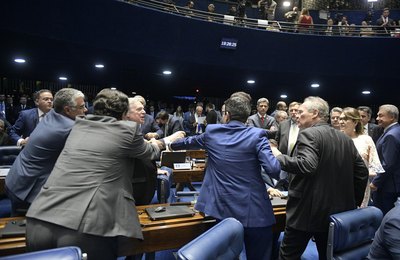 Velha política se revela em 7h de vergonha no Senado