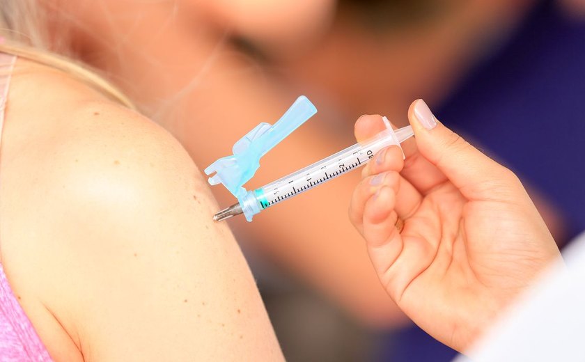 Covid-19: benefício da vacinação de adolescentes é maior que eventuais riscos de eventos adversos