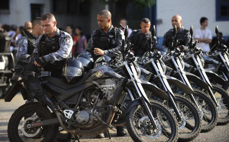 Uso de armas não letais por policiais é prioridade no país a partir de hoje