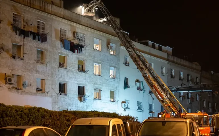 Incêndio que atingiu edifício em Barcelona deixa mortos