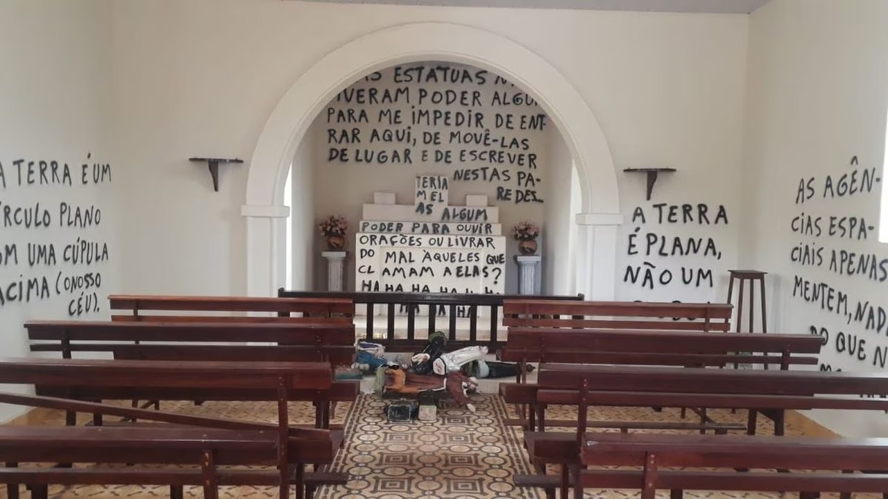 Capela católica sofre vandalismo e pichação com frases terraplanistas no interior de SP