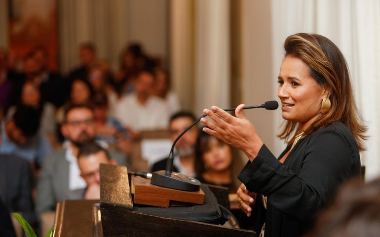 Secretária Renata dos Santos prestigia lançamento de livro que retrata mudança do patamar econômico de Alagoas
