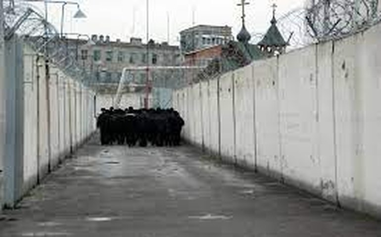 Detentos fazem agentes penitenciários de reféns em colônia prisional na Rússia