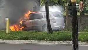 Carro pega fogo enquanto transitava na Zona de Expansão de Aracaju