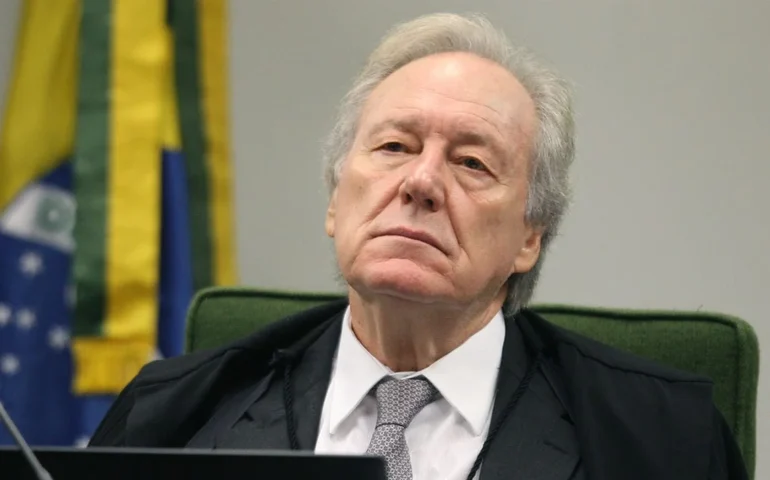 Um dia após deixar STF, Lewandowski recebe carteira da OAB