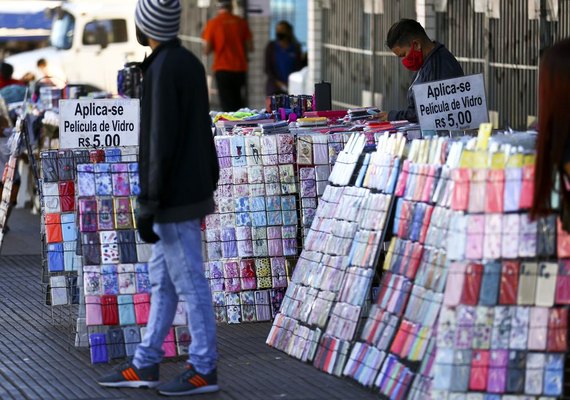 Rendimento dos brasileiros é o menor desde 2012, aponta IBGE