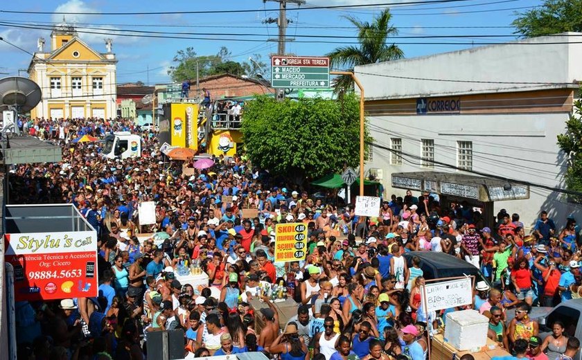 Mesmo sem uso de tinta, bloco Tudo Azul arrasta multidão em Murici