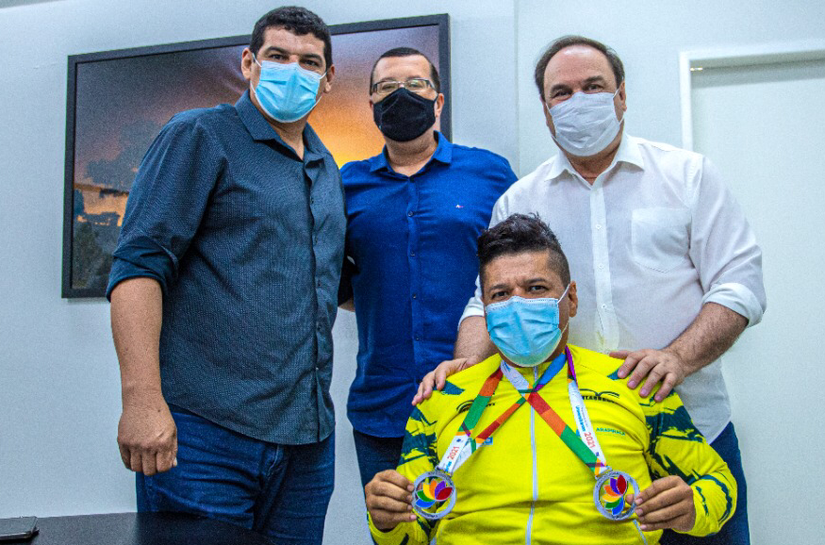 Medalhista paralímpico universitário é recebido pelo prefeito Luciano Barbosa