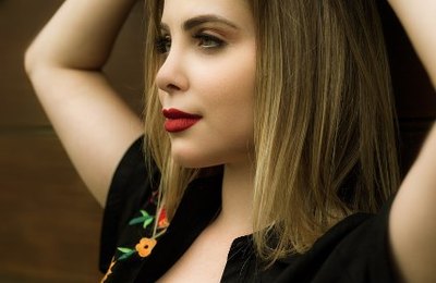 Após revelar ter sido vítima de assédio, atriz Naty Bittencourt faz fotos sensuais