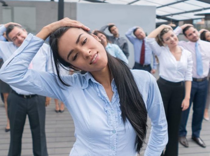 Saiba como se prevenir dos perigos de trabalhar sentado por muito tempo
