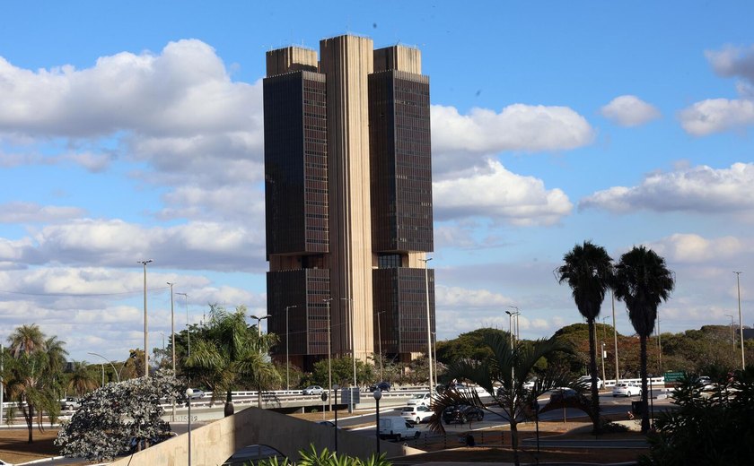 Banco Central mantém taxa de juros em 15% ao ano mesmo com melhora da inflação