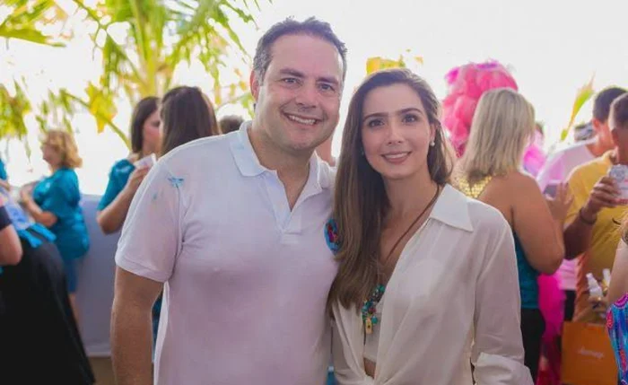 Renan Filho ao lado da esposa Renata Calheiros