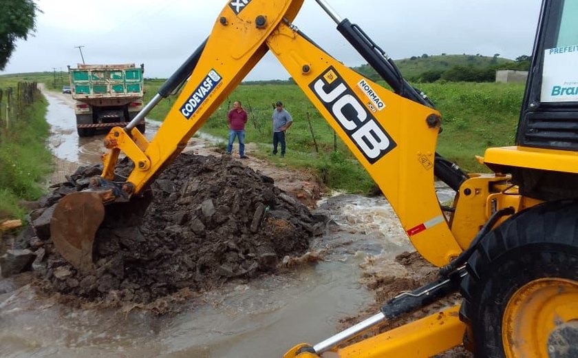 Prefeitura de Branquinha realiza recuperação de estradas após fortes chuvas