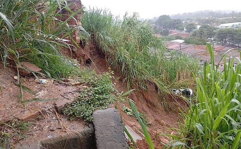 Chuvas em Maceió: casas são desocupadas após desmoronamento de barreira