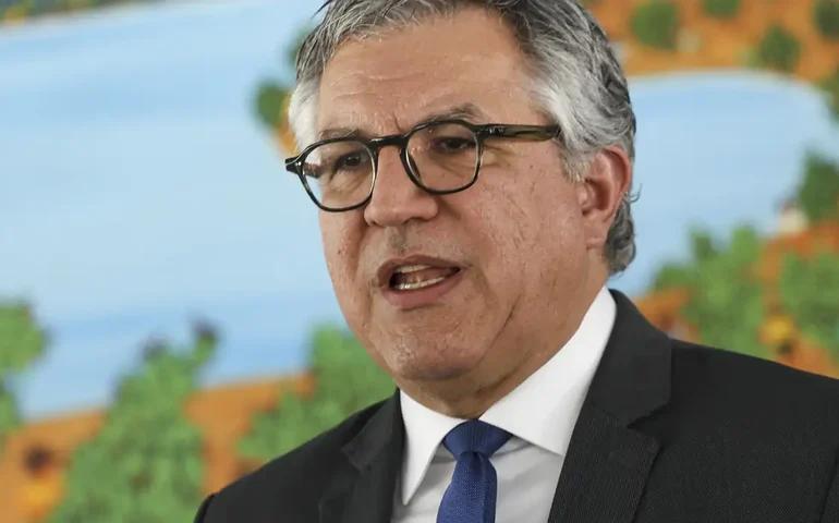 'Os remédios têm papel contra a  obesidade, mas com preços abusivos. Queremos que laboratórios públicos dominem a tecnologia', diz Padilha