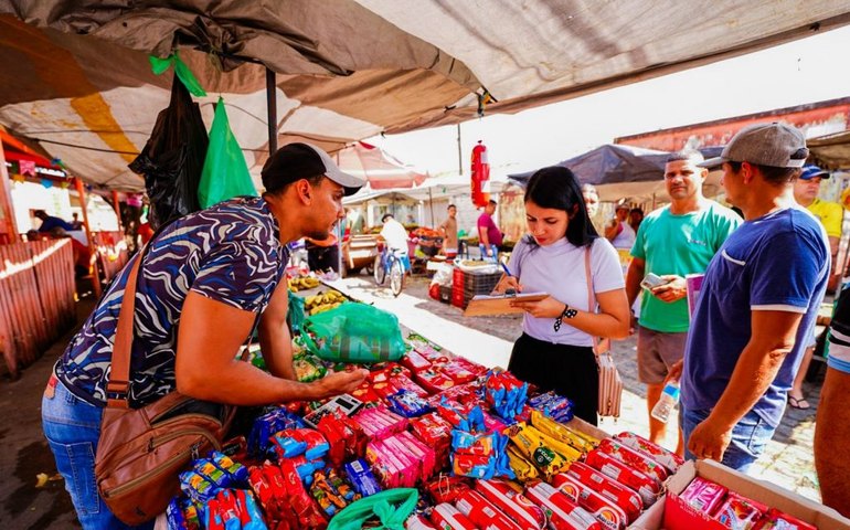 Prefeitura realiza recadastramento de 700 bancas na Feira da Fumageira