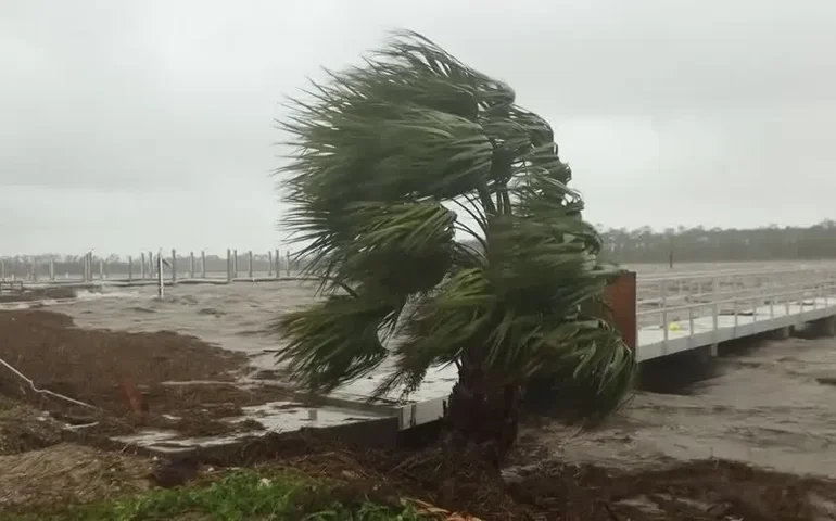 Nos EUA, furacão Debby leva cocaína avaliada em US$ 1 milhão para praia na Flórida