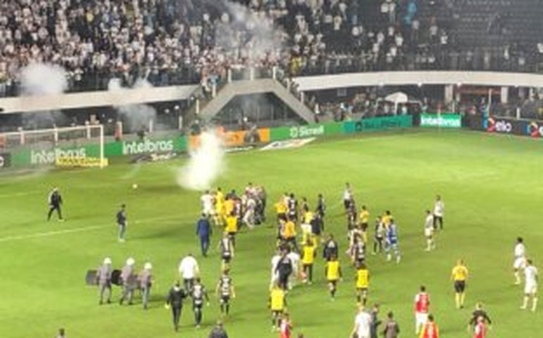 Polícia identifica sete torcedores que atiraram rojões no gramado da Vila Belmiro, diz delegado