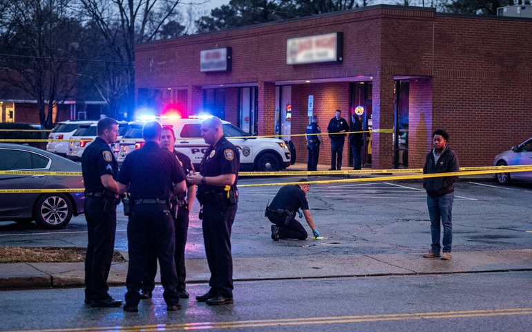 Jogador de futebol americano morre baleado ao tentar separar briga em bar nos EUA