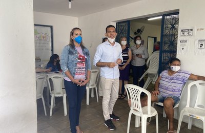 Secretaria de Assistência social entrega tickets alimentação no Creas Poço