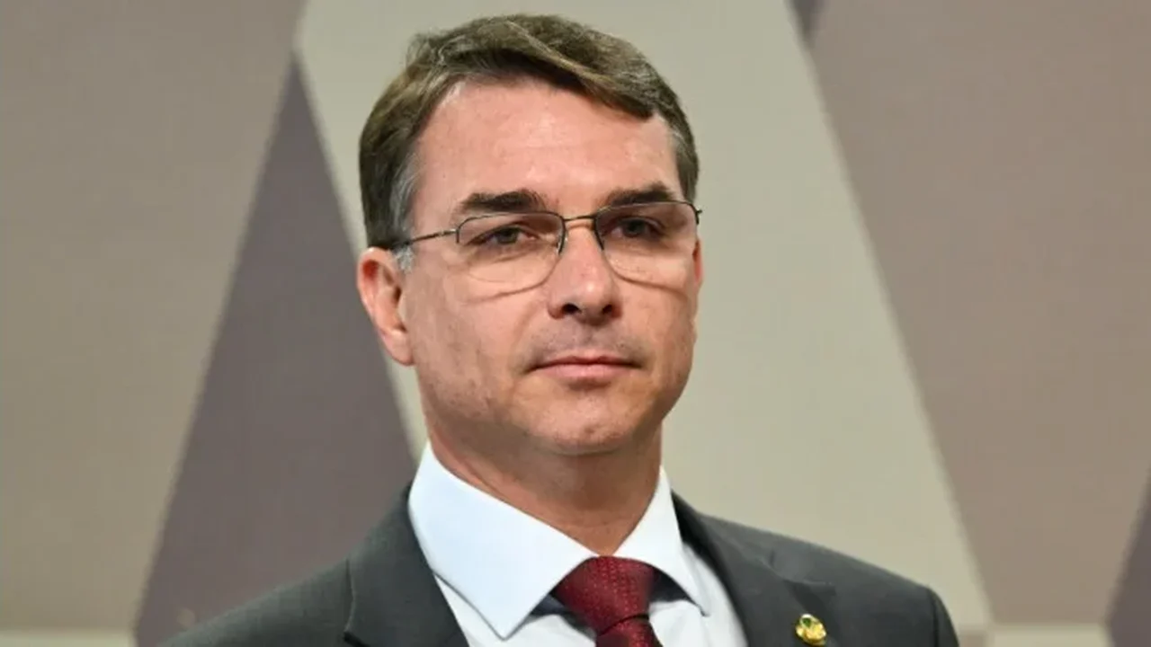 Flávio Bolsonaro acena a governadores e a Raquel Lyra