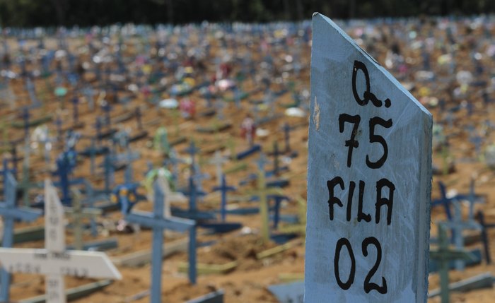 Cemitério em Manaus após mortes de pacientes com covid-19