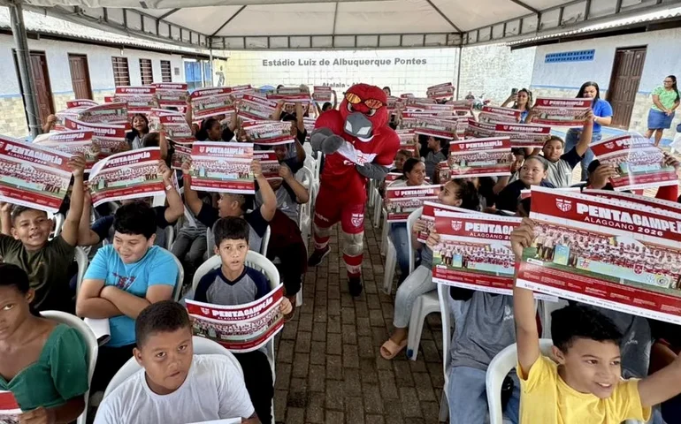 Avante Educação: CRB entrega 200 kits escolares para estudantes de Atalaia