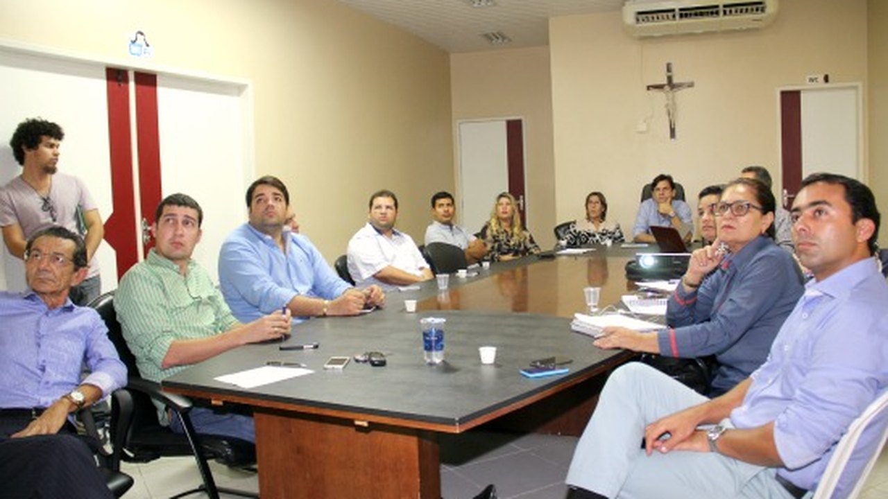 Arapiraca: Célia Rocha discute rumos da Educação com prefeitos do Agreste