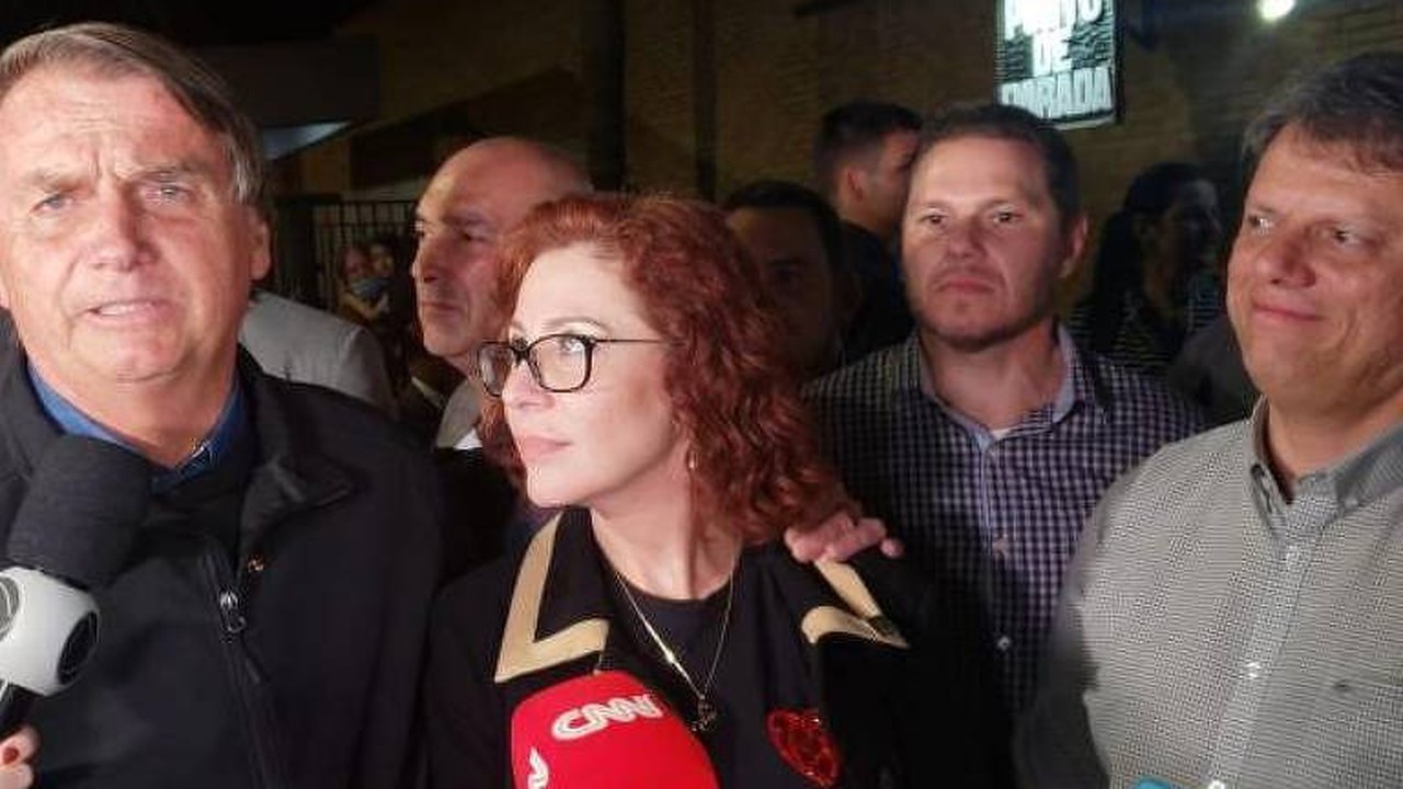 Bolsonaro e Tarcísio se reúnem com apoiadores em pizzaria em SP