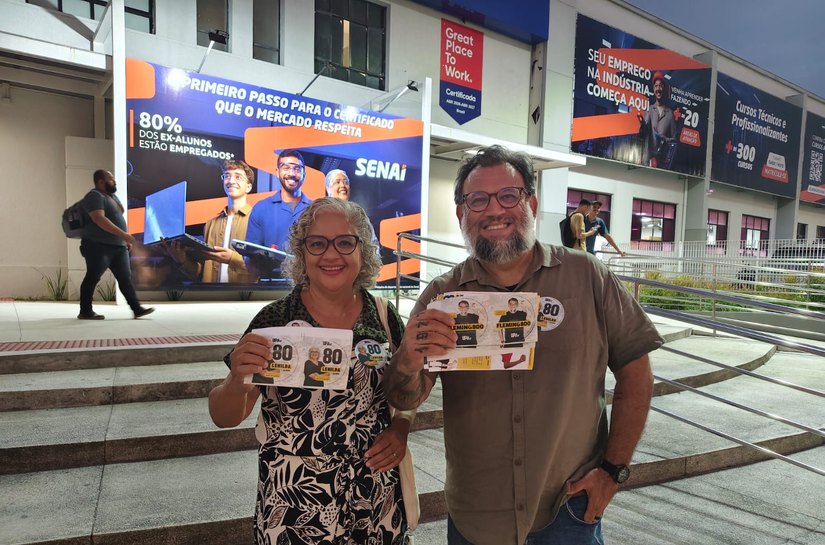 Lenilda Luna dialoga com a juventude trabalhadora na porta do Senai Poço