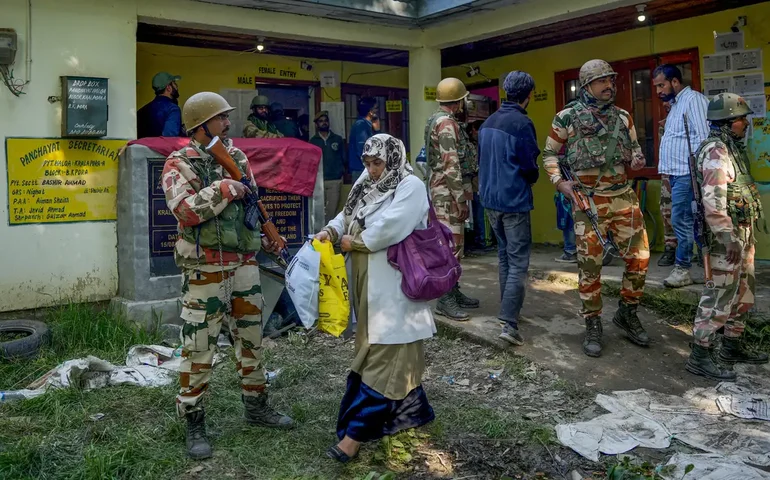 Autoridades da Caxemira fecham mais da metade dos resorts no Himalaia após ataque a turistas