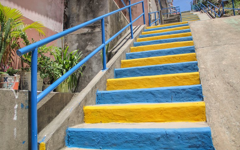 Obras em escadarias levam mais dignidade aos moradores das grotas de Maceió